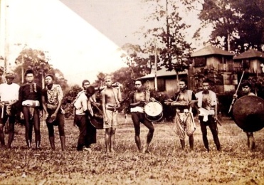 Group of musical and dance performers. Undated. Private collection of Bernardita R. Churchill, Ph.D. (Recaptured by A. C. Tabuena, National Museum of Anthropology, Philippines).